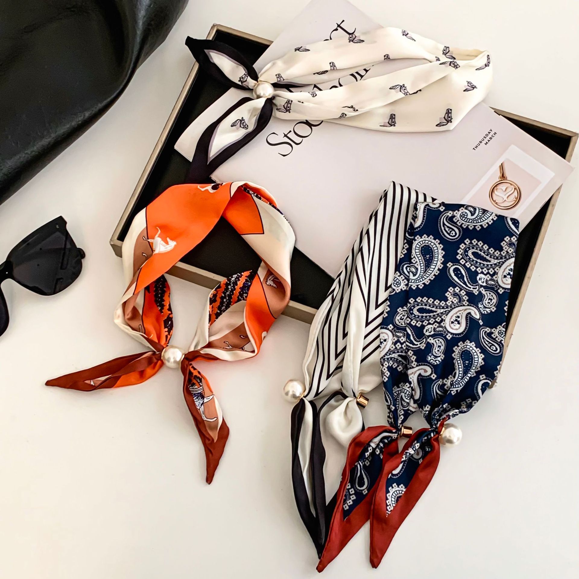 Cashew Flower Silk Scarf Effor - Pearl Trim Chain reseña y precio